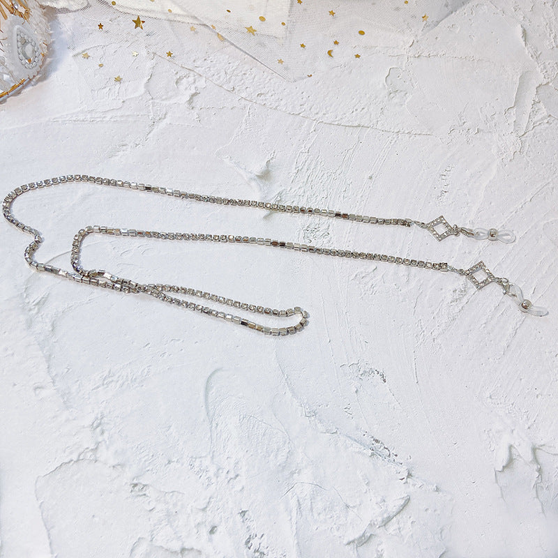 Detail: Secure clasp on sparkling eyewear chain, a reliable holder for daily wear glasses & sunglasses.