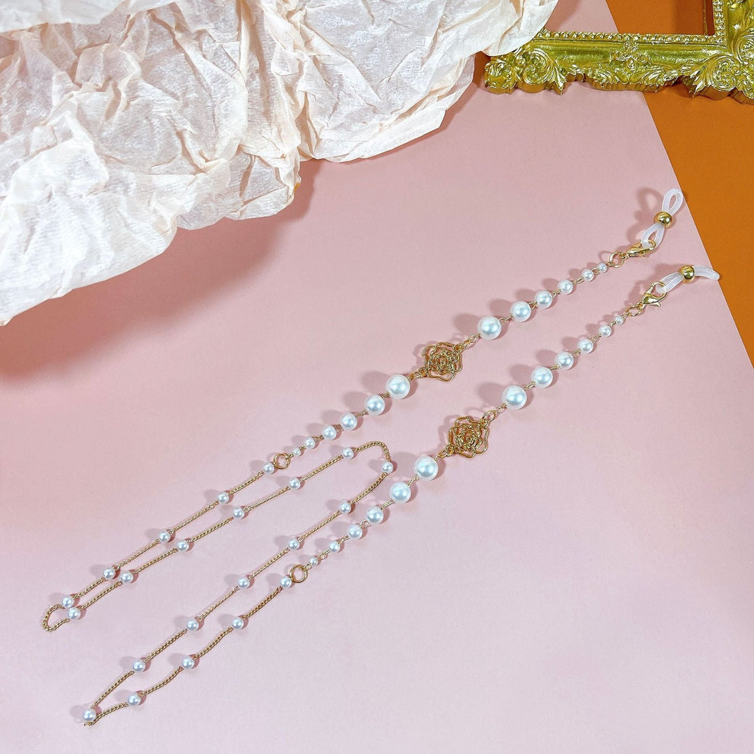 Functional sparkling pearl & floral glasses holder chain, a secure & stylish beaded eyewear accessory.