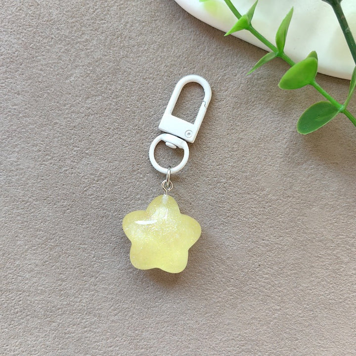Fashionable sparkling heart keychain, women's glitter resin accessory.