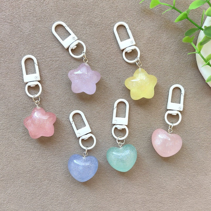 Women's iridescent heart key holder, sparkling resin glitter accessory for bags.