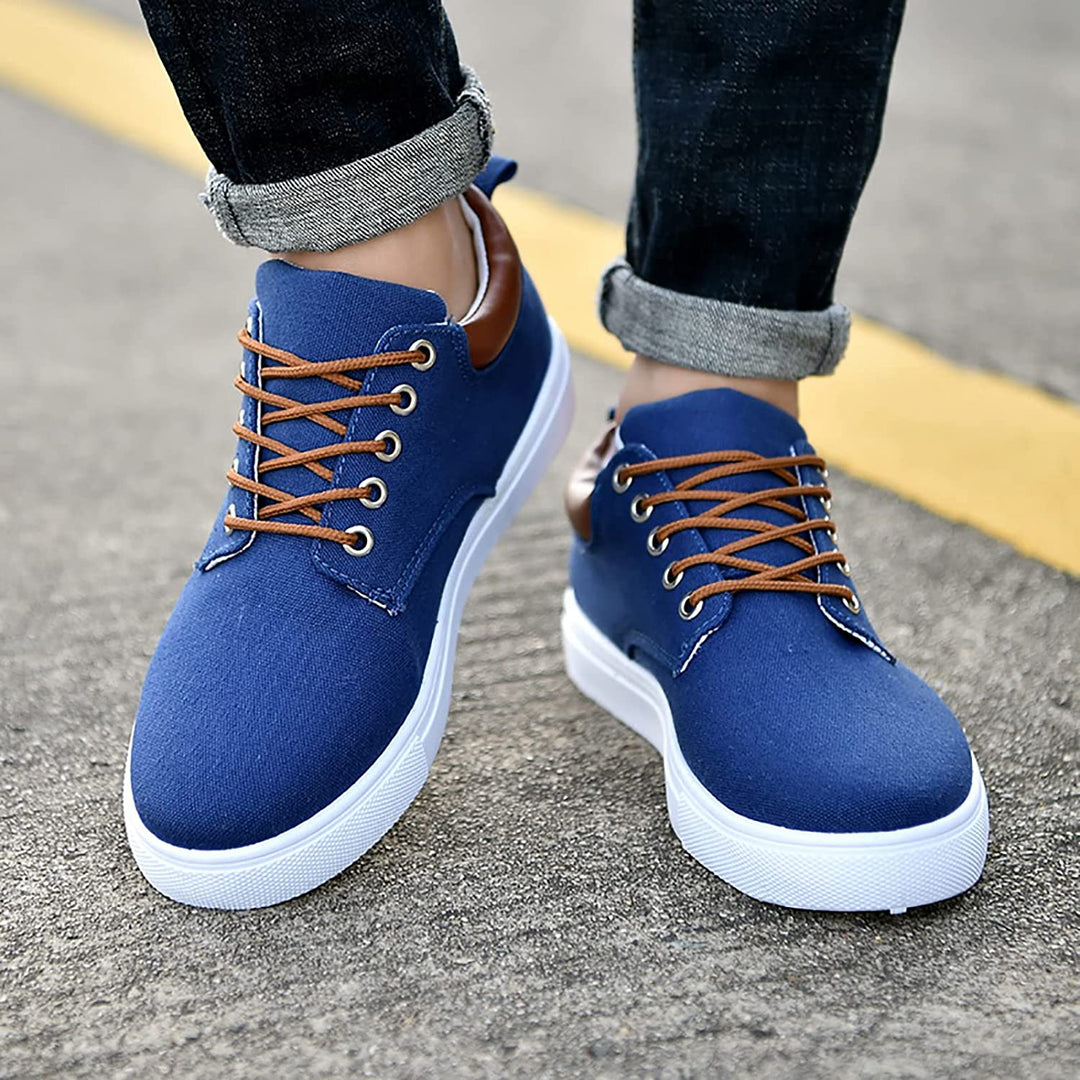 Fashionable men's casual shoes, lace-up, low-top, combining style and everyday comfort.