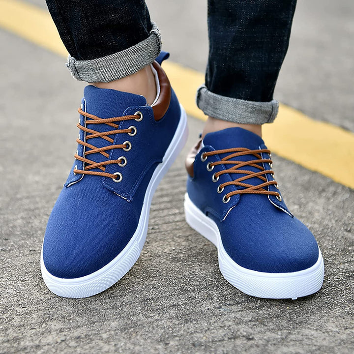Fashionable men's casual shoes, lace-up, low-top, combining style and everyday comfort.