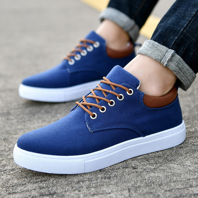 Men's versatile low-top casual sneakers, lace-up, platform sole, for all-day wear.