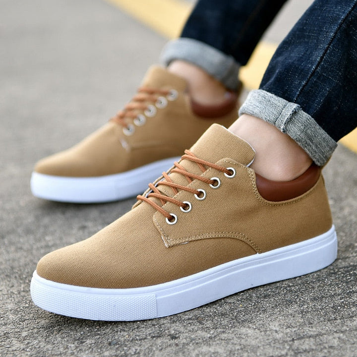 Men's stylish low-top sneakers, featuring a secure lace-up and a comfy platform sole.