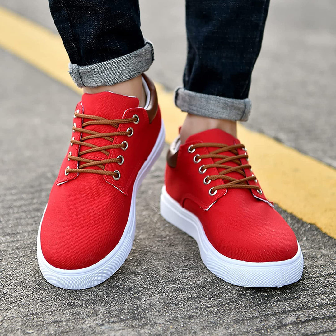 Comfortable men's everyday low-top sneakers, versatile and stylish, with lace-up closure.