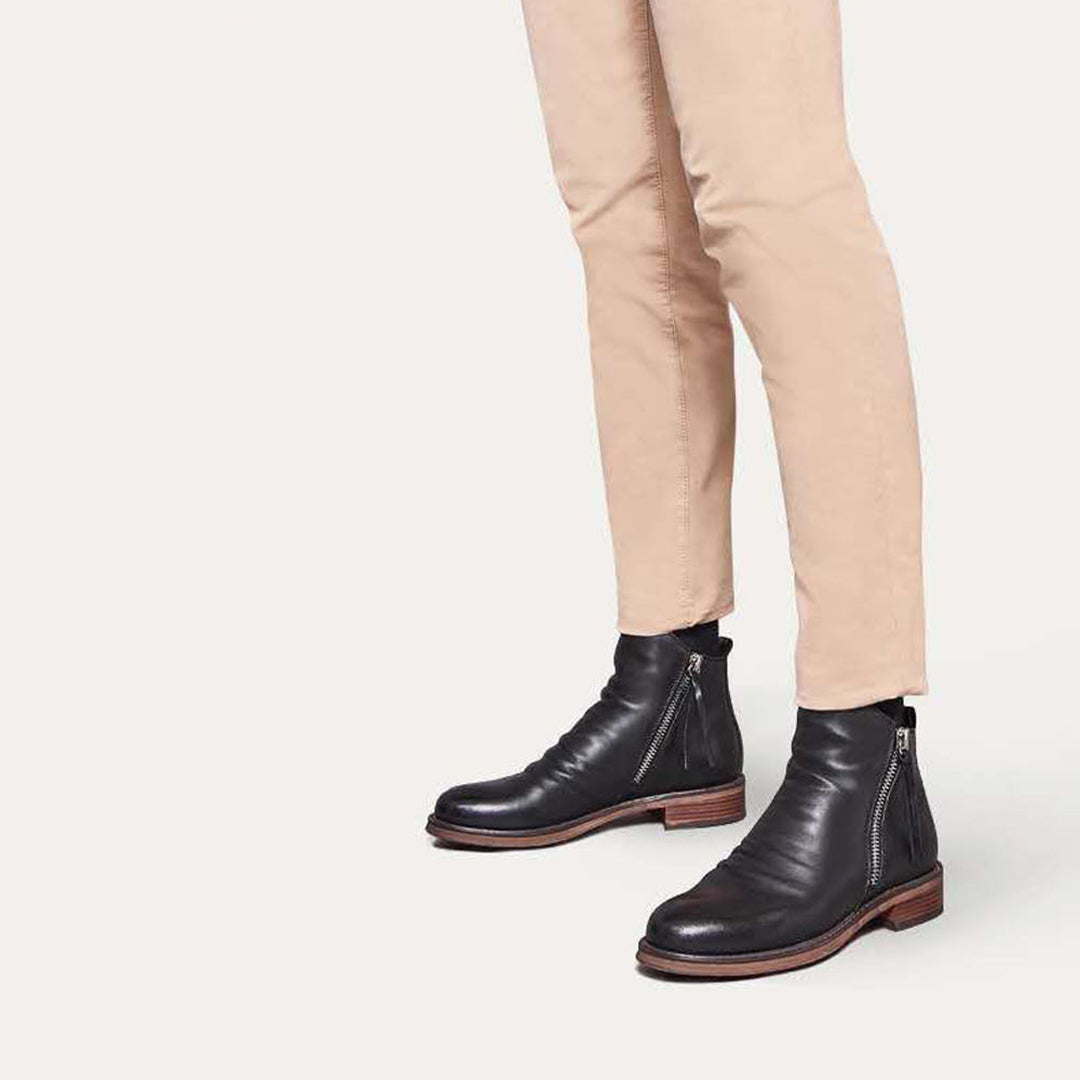 Men's elegant zipper boots, essential stylish footwear for a comfortable and distinguished appearance.