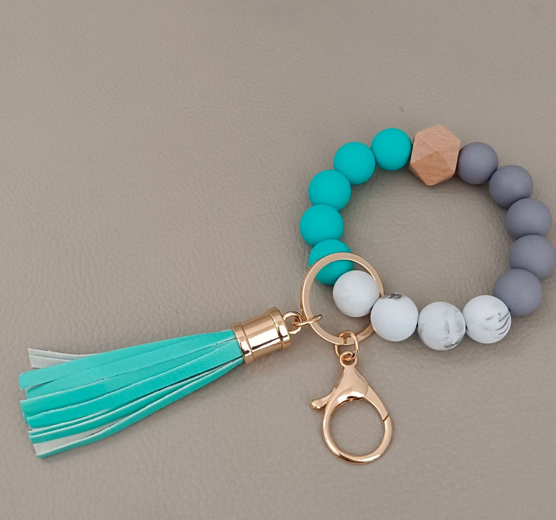 Unisex beaded keychain bracelet, ideal for securing keys or as a chic bag charm and accessory.