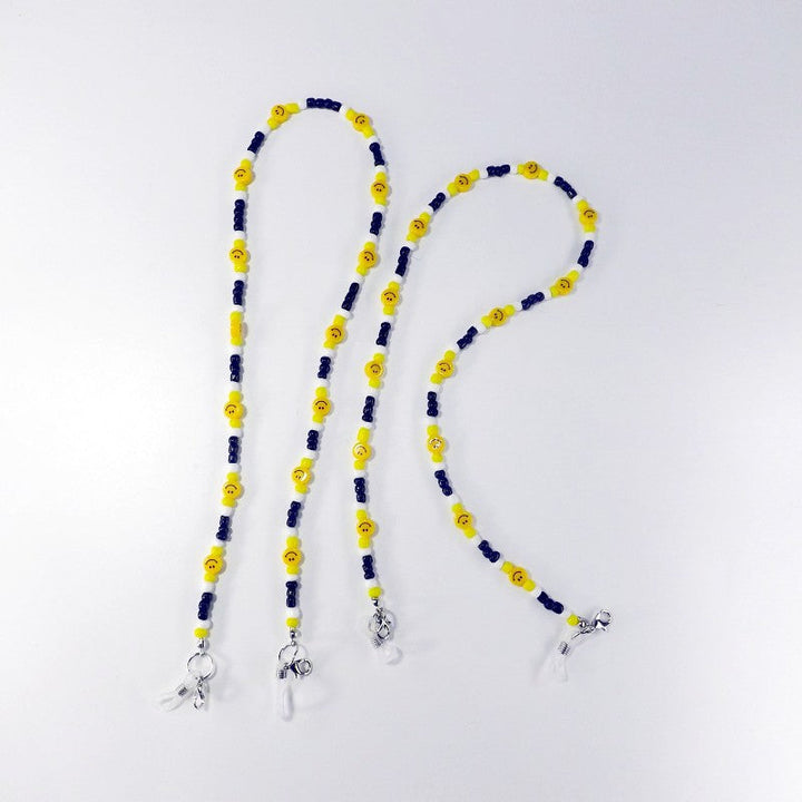 Unisex beaded mask accessory: a fashionable lanyard for hygienic and convenient mask storage.