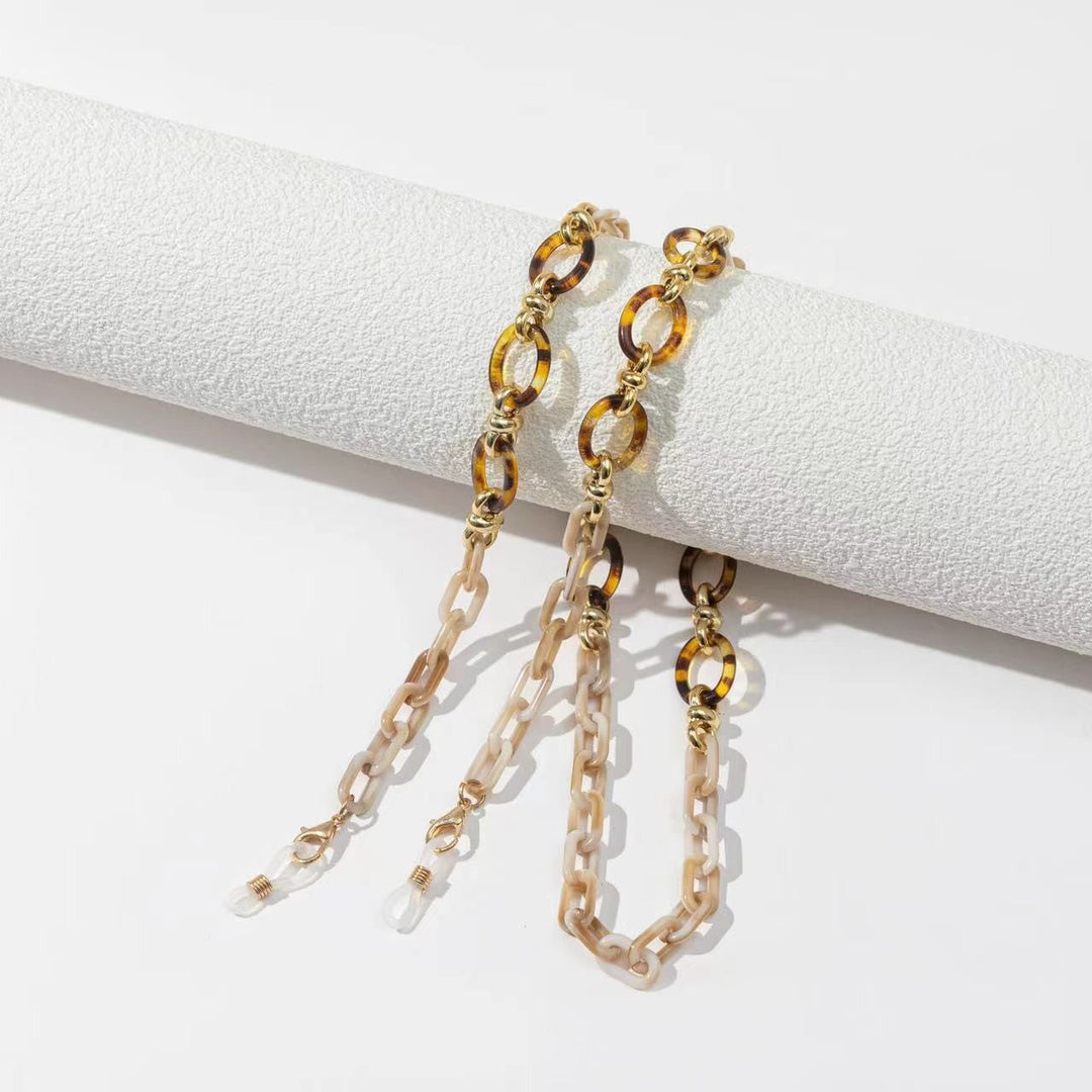 Trendy eyewear accessory: a secure and stylish eyeglass chain holder. Convenient for daily wear, unisex design.