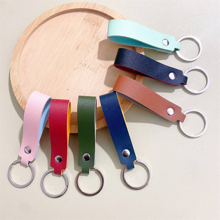 Stylish unisex leather keyring in black, perfect for organizing keys & adding flair to bags. Durable accessory.