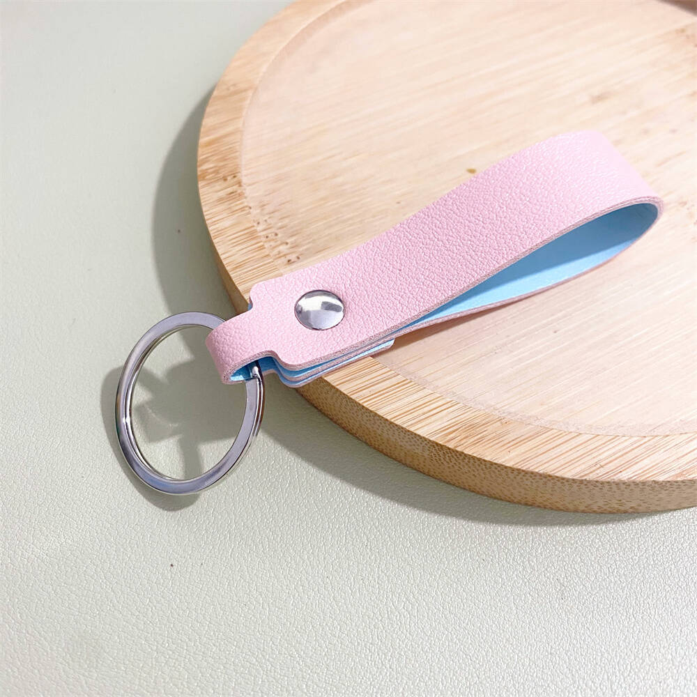 Collection of colorful leather keyrings, a versatile & stylish accessory for keys, bags, or as a gift.