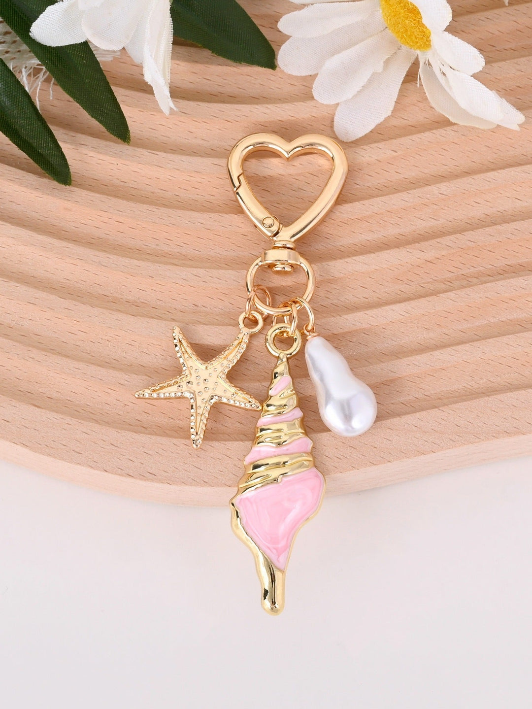 Modern nautical star keychain. A stylish maritime accessory for keys or bags.