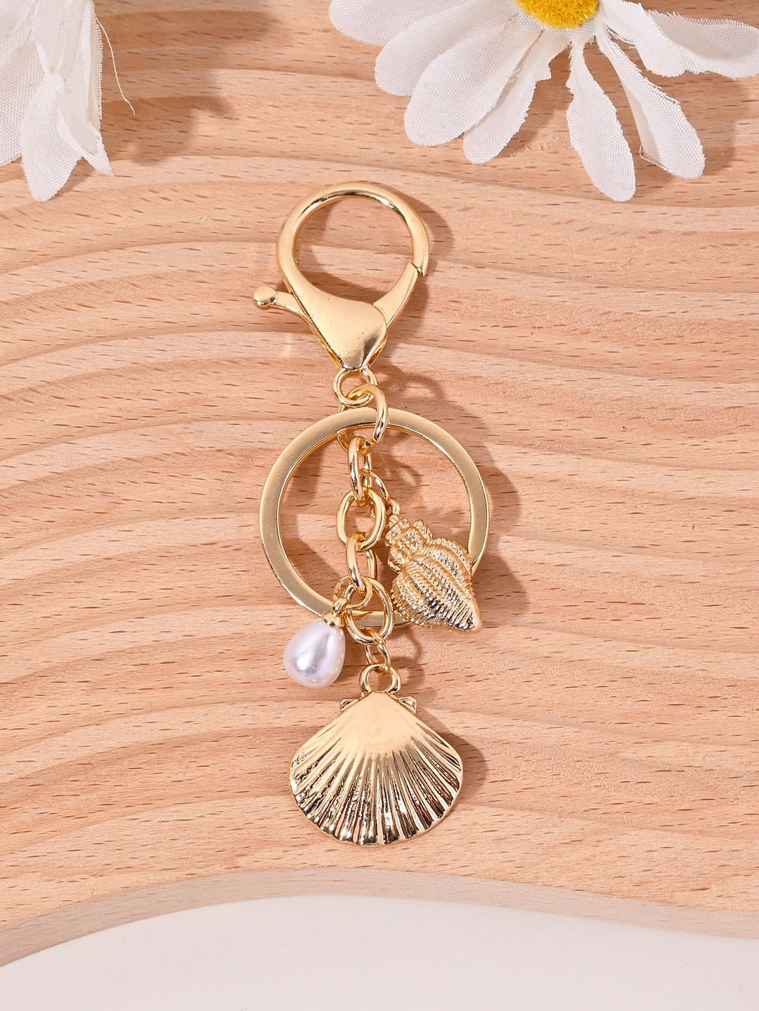 Glistening nautical star keychain. Stylish maritime accessory, a thoughtful gift.