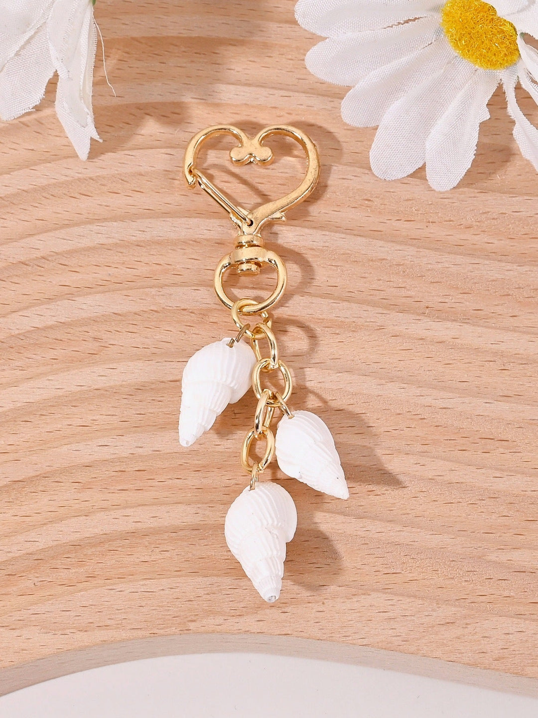 Eye-catching nautical star keychain. Stylish accessory, a great ocean-themed gift.