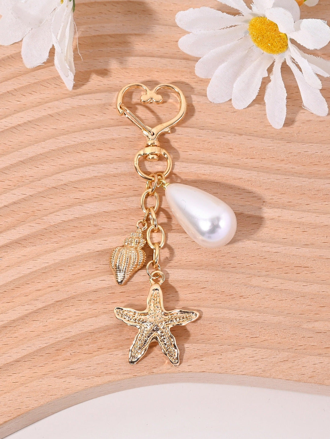 Adventure-ready nautical star key holder. Unisex bag charm, ocean-themed accessory.