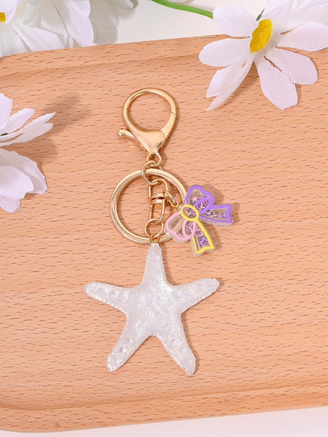 Captivating nautical star keychain. Stylish maritime accessory, a fantastic gift.