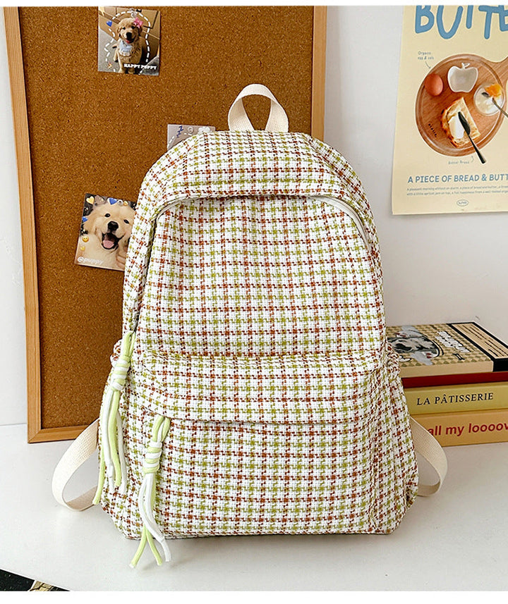 Fashionable plaid backpack for students, featuring durable fabric & comfortable straps. Ideal school bag.