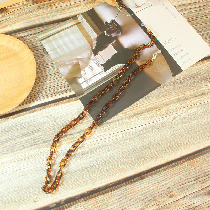 Modern minimalist glasses holder chain, a chic and practical women's eyewear accessory.