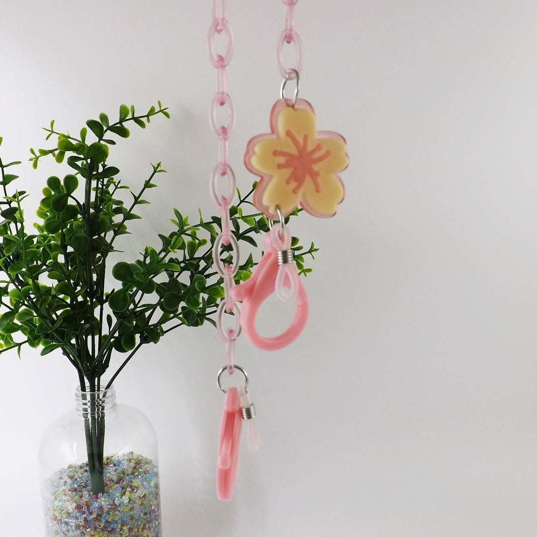 Elegant women's eyeglass holder chain, a stylish fashion accessory with a unique design to keep your glasses safe.