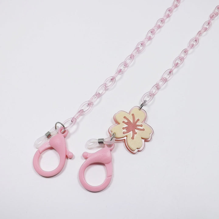 Women's floral glasses holder chain, an elegant and practical fashion accessory perfect for securing eyewear.