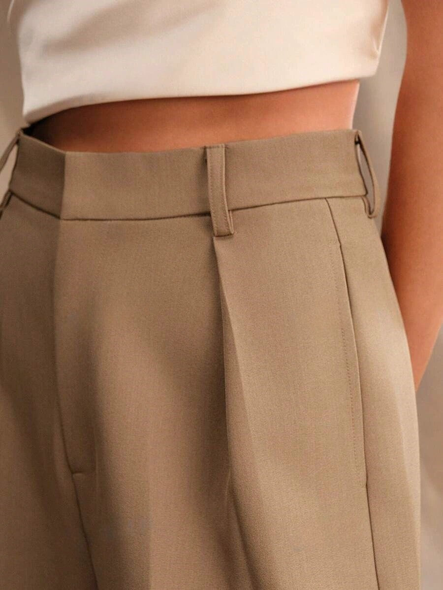 Tailored women's high waist trousers with a wide leg. Essential for a chic professional and smart casual outfit.