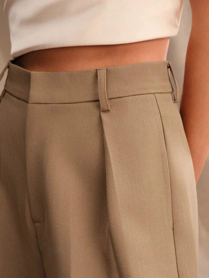 Tailored women's high waist trousers with a wide leg. Essential for a chic professional and smart casual outfit.