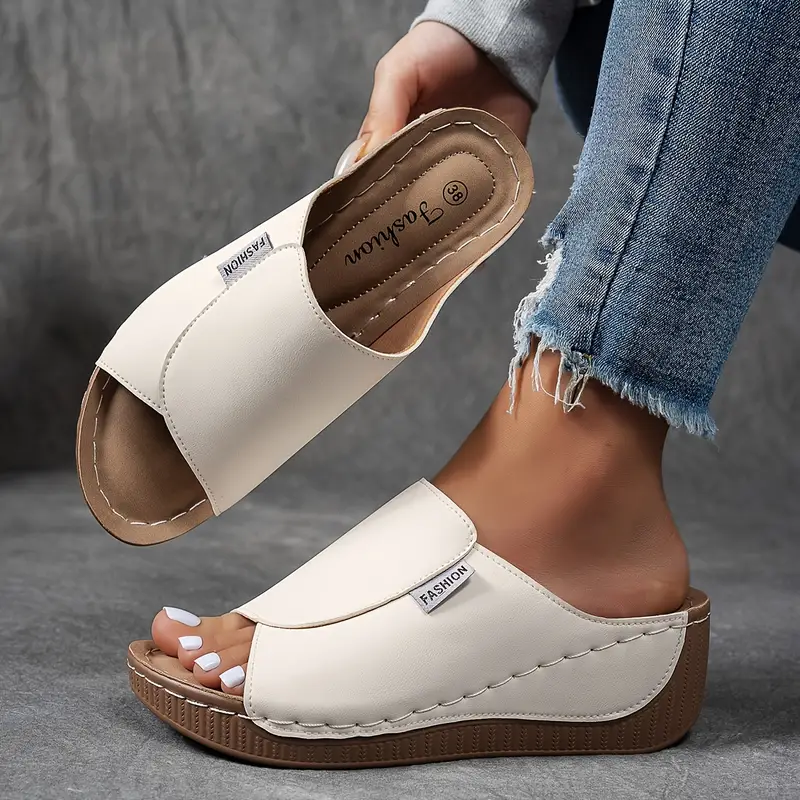 Stylish women's lightweight sandals with arch support, perfect for comfortable summer casual wear.