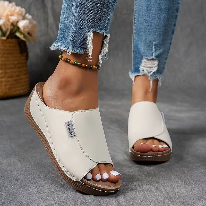 Open-toe women's sandals, offering arch support & lightweight comfort. Great for stylish summer footwear.