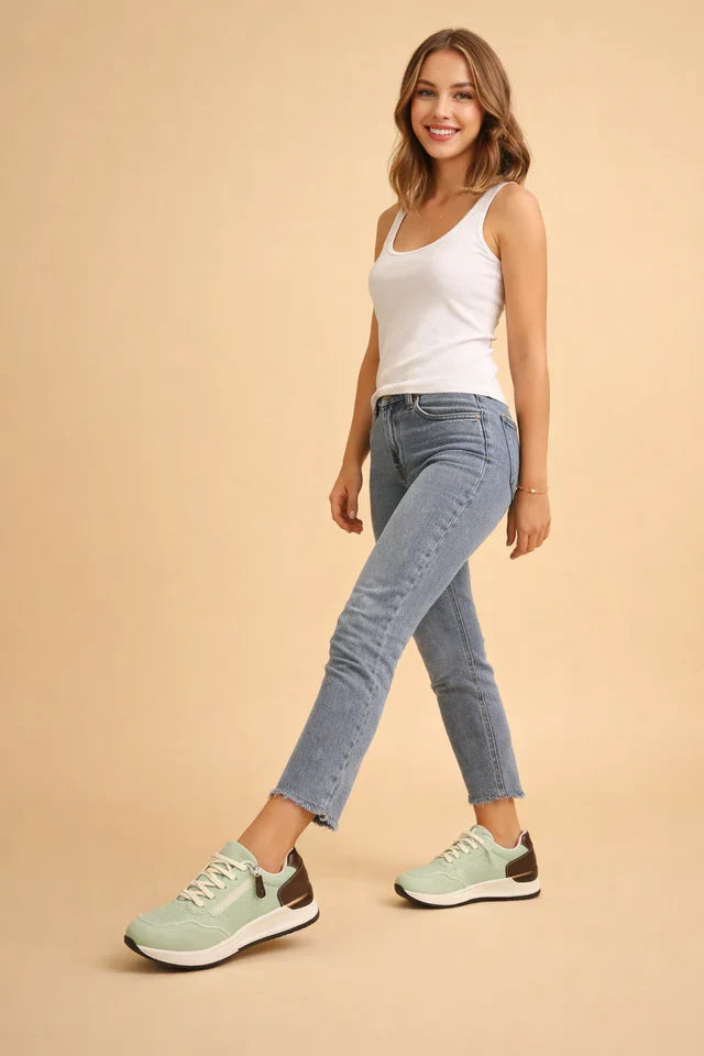 Modern women's low-top sneakers with a perforated upper & soft cushioning, blending style & comfort seamlessly.