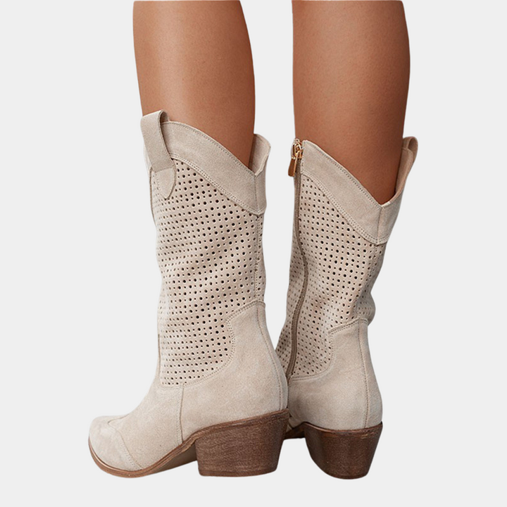Orthopedic women's western boots, combining stylish design, perforated details, and all-day comfort.