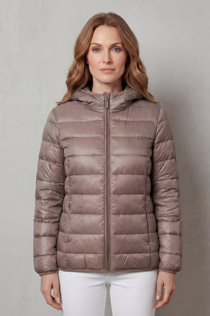 Versatile women's waterproof rain jacket, perfect for rain, travel, and everyday wear.