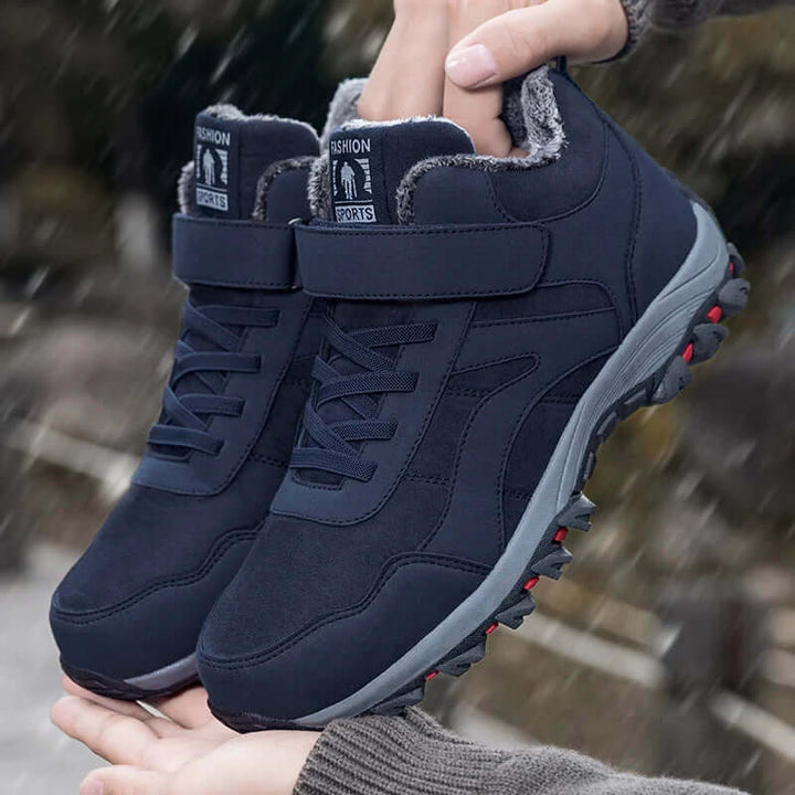 Warm, weather-resistant women's ankle snow boots with non-slip sole. Ideal for winter outdoor activities.