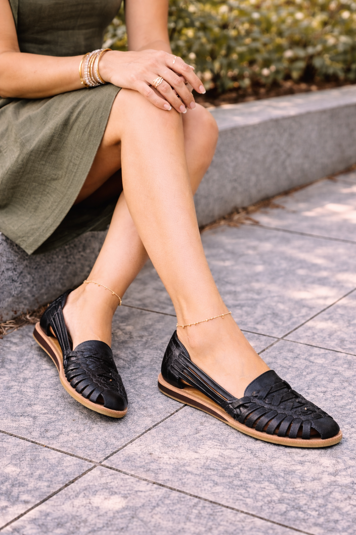 Elegant women's flat woven sandals with an open toe, ideal for stylish casual summer wear & beach vacations.