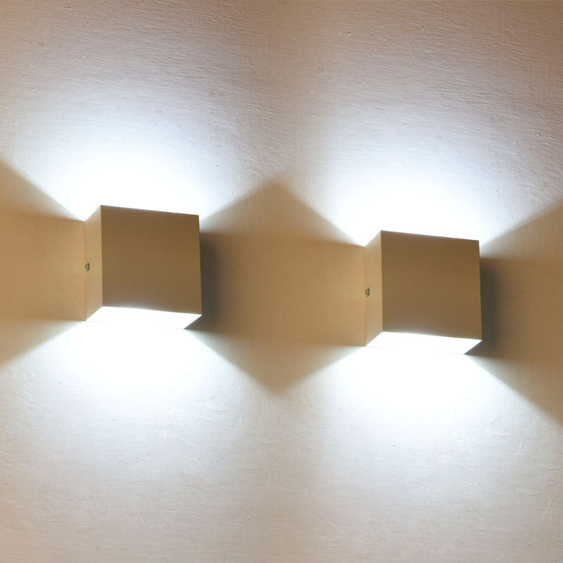 Tavey architectural LED light, black square, ideal for modern building facades.