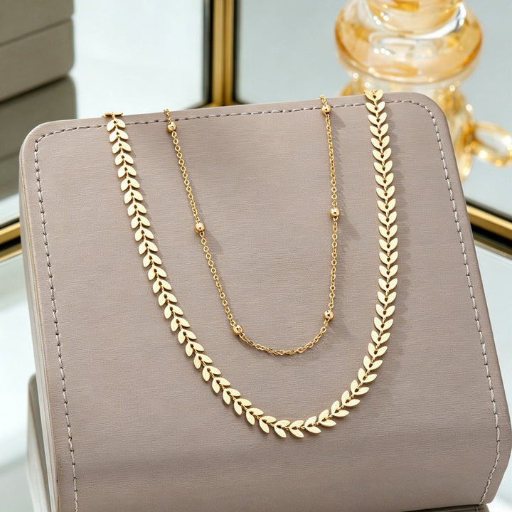 Unisex chain wallet accessory, a sleek metal link design for adding secure style to wallets and streetwear.