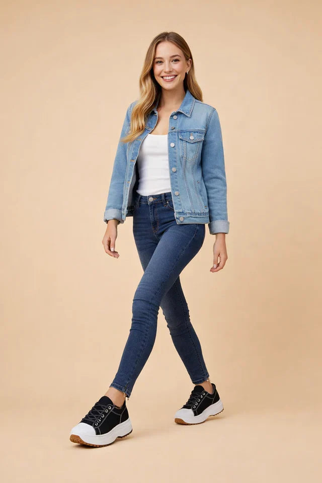 Versatile women's high-top sneakers, designed for an active lifestyle and everyday casual outfits.