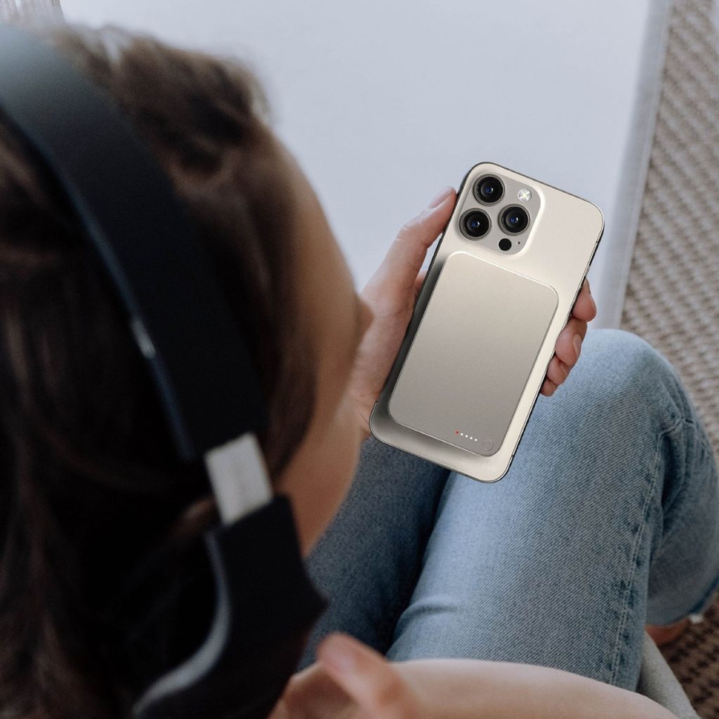 Tech gadget: Universal magnetic wireless power bank, slim and powerful.