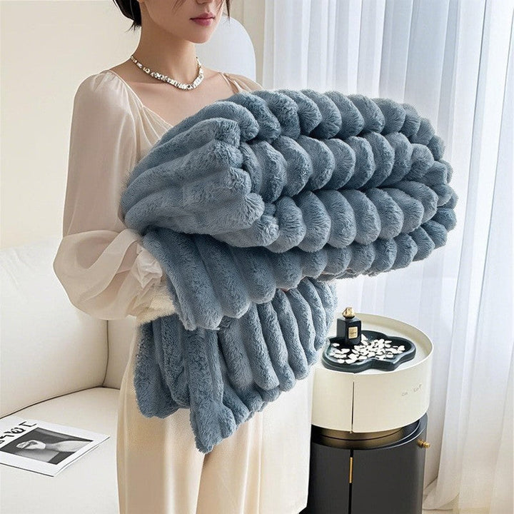 Stylish women's 3D textured throw blanket, ultra-soft plush fabric for bed or living room.