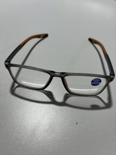 Polycarbonate ultralight multifocal reading glasses, ideal for active men and women.