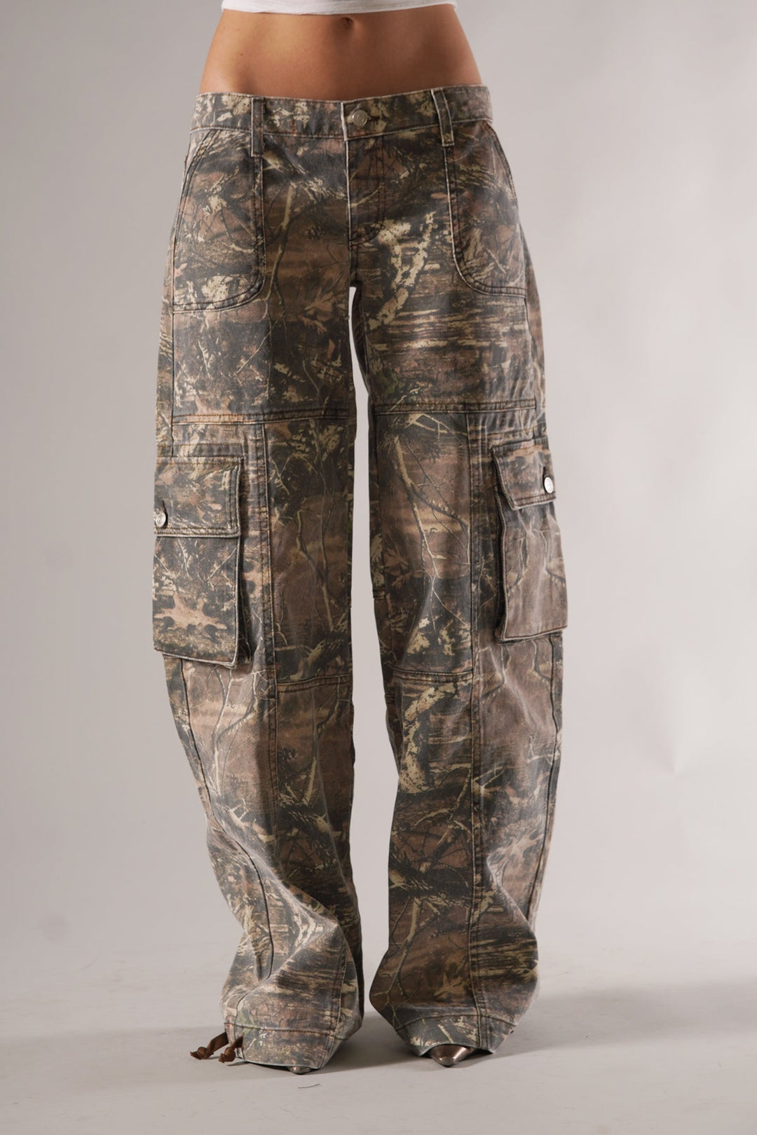 Trendy unisex camouflage cargo pants for women, featuring a relaxed fit and practical utility pockets.