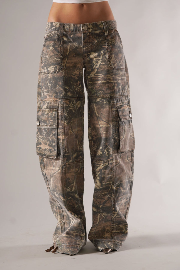 Trendy unisex camouflage cargo pants for women, featuring a relaxed fit and practical utility pockets.