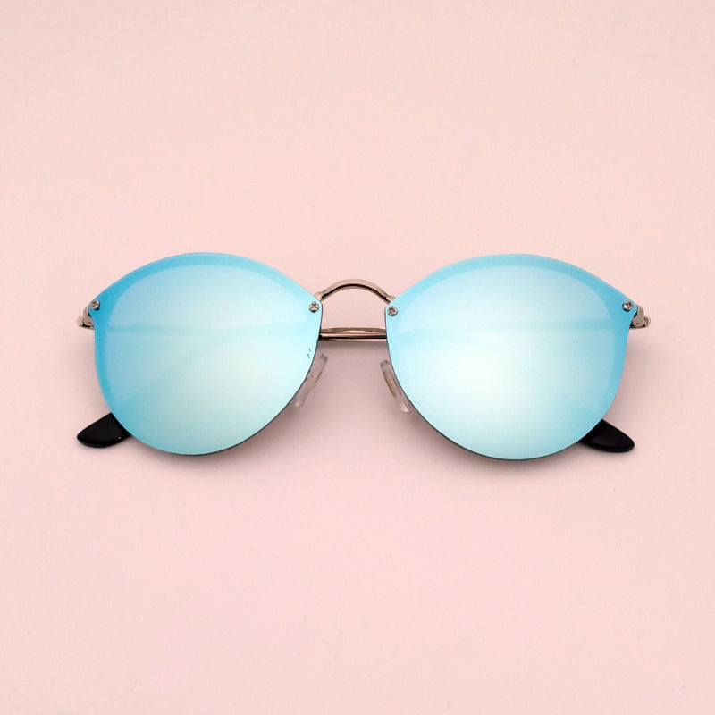 Lightweight unisex classic round UV protection sunglasses, ideal for summer travel and fashion.