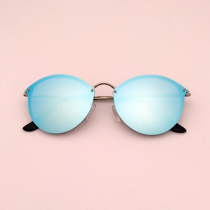 Lightweight unisex classic round UV protection sunglasses, ideal for summer travel and fashion.