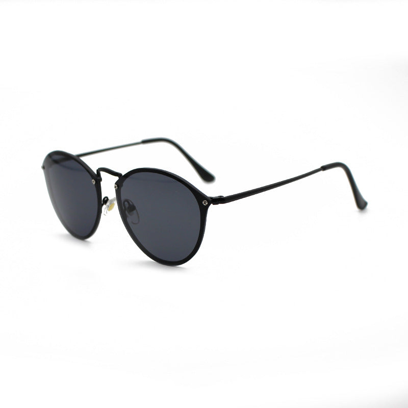 Perfect for summer, these unisex classic round sunglasses provide essential UV protection for any trip.