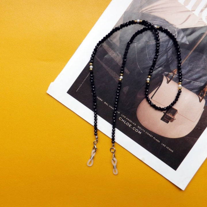 Delicate spectacle chain, gold-toned, for a secure and stylish glasses grip.