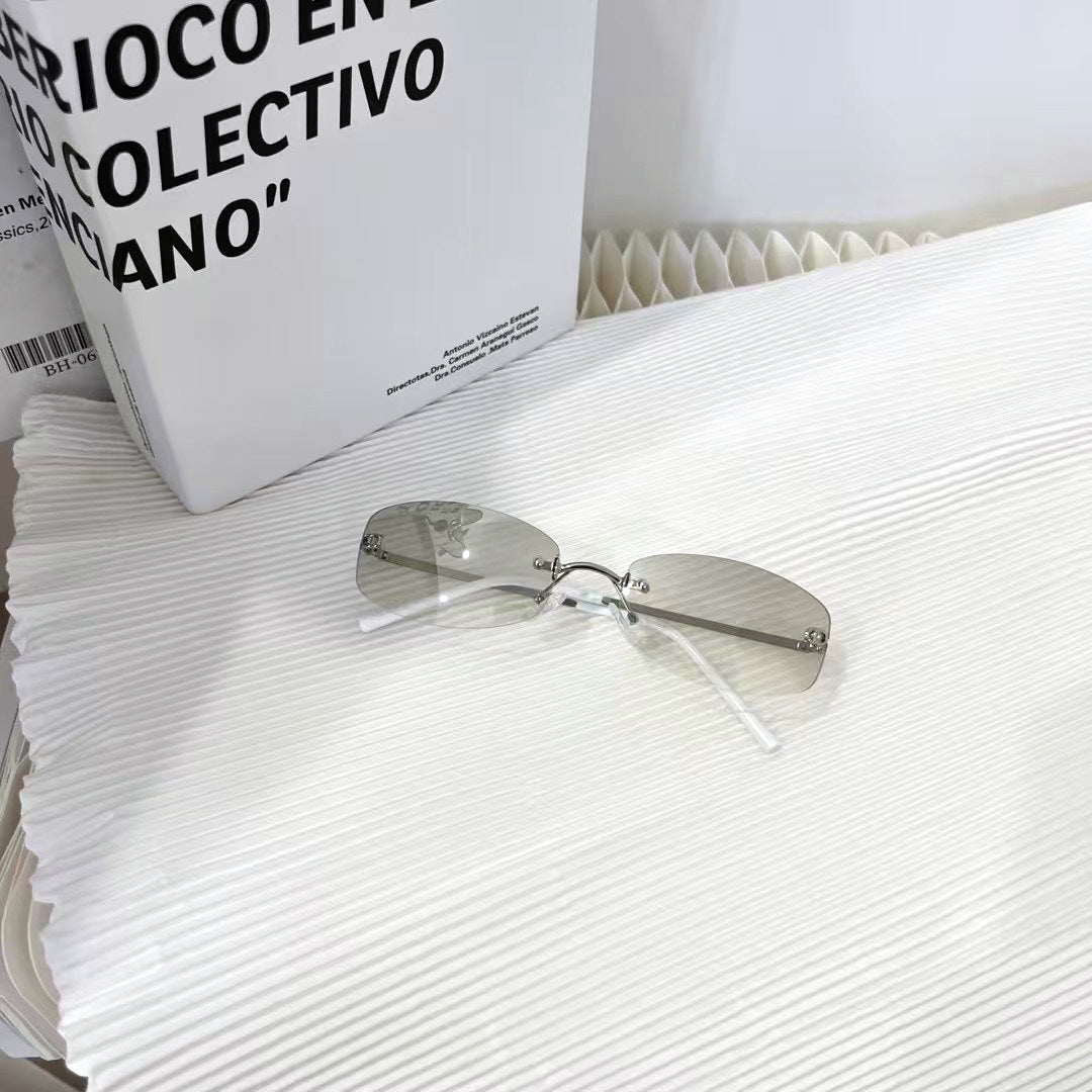 Stylish unisex eyewear with a sleek metal frame, offering fashion-forward appeal & protection.