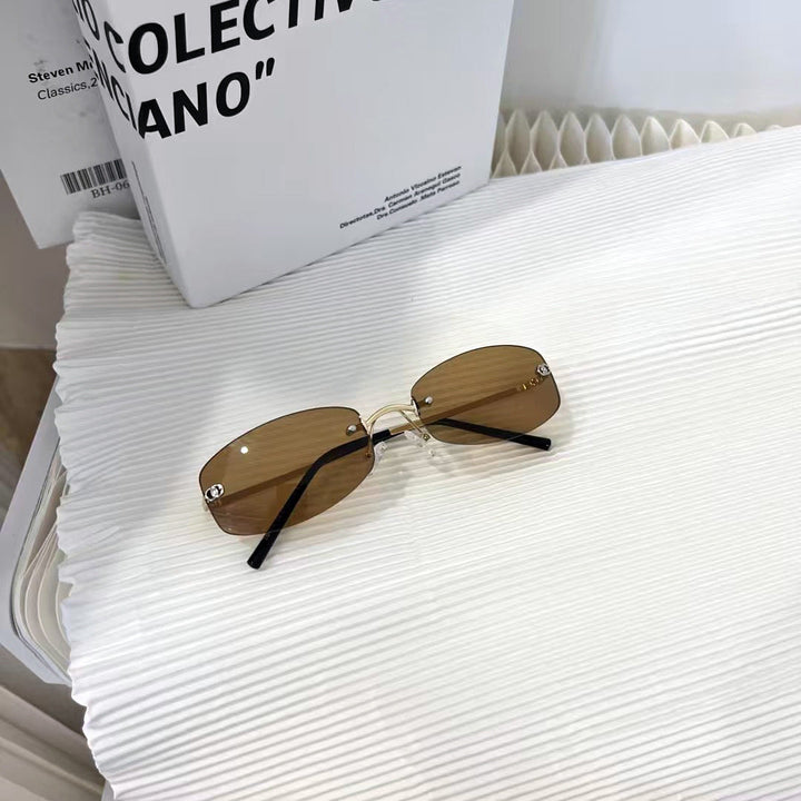 Premium metal frame sunglasses, a versatile unisex accessory for a chic look & eye protection.