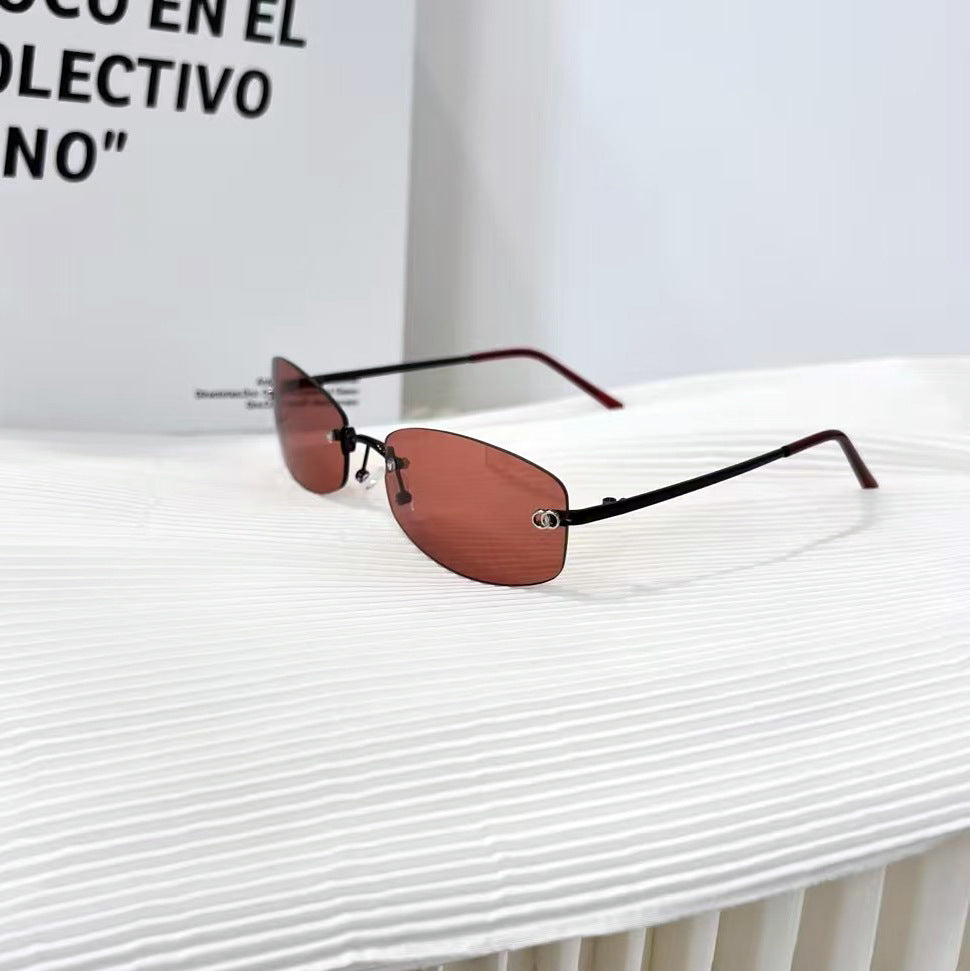 Elegant metal frame sunglasses, perfect for a sophisticated look with essential UV protection.
