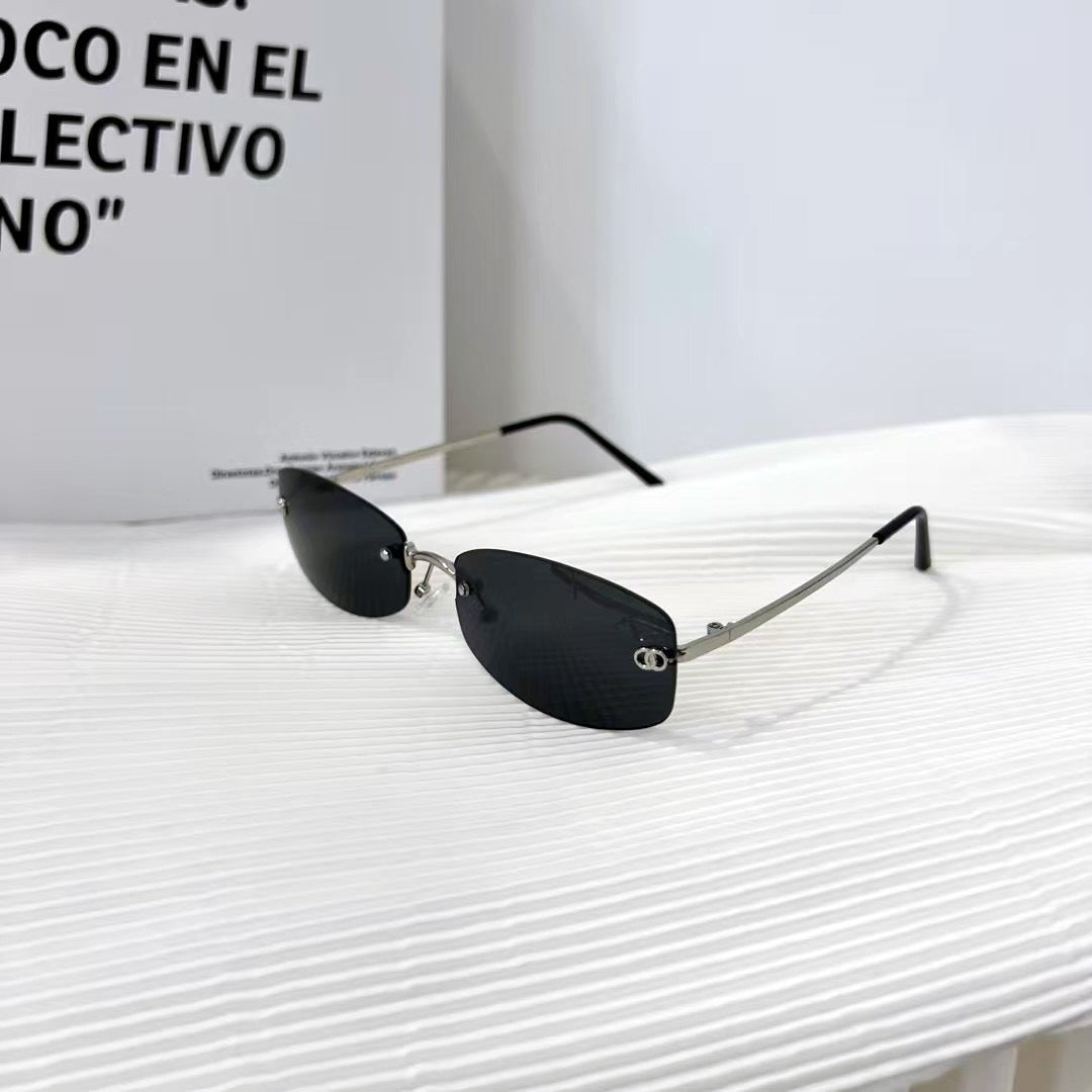 Fashionable unisex metal frame sunglasses, a sleek accessory with excellent UV protection.