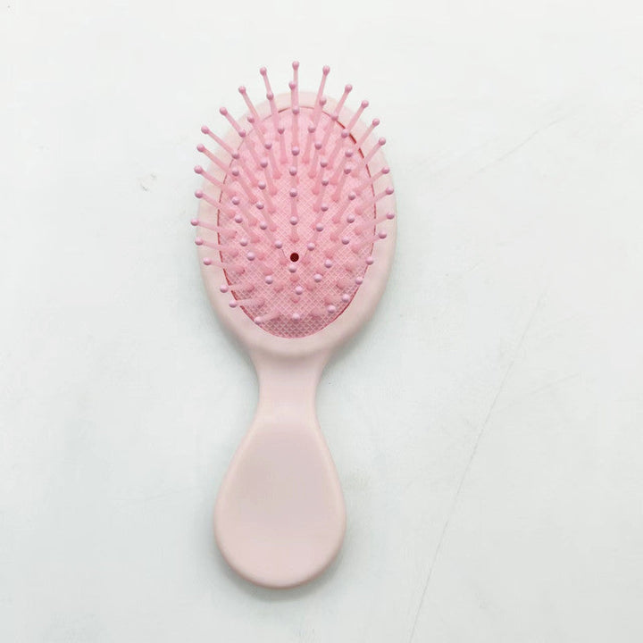 Hair straightening brush with flexible bristles, promoting smooth & shiny hair.